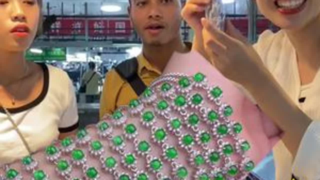 小黑带着缅甸美女来放漏，百数拿下满绿色翡翠手链 #翡翠 #天然翡翠 #翡翠手链