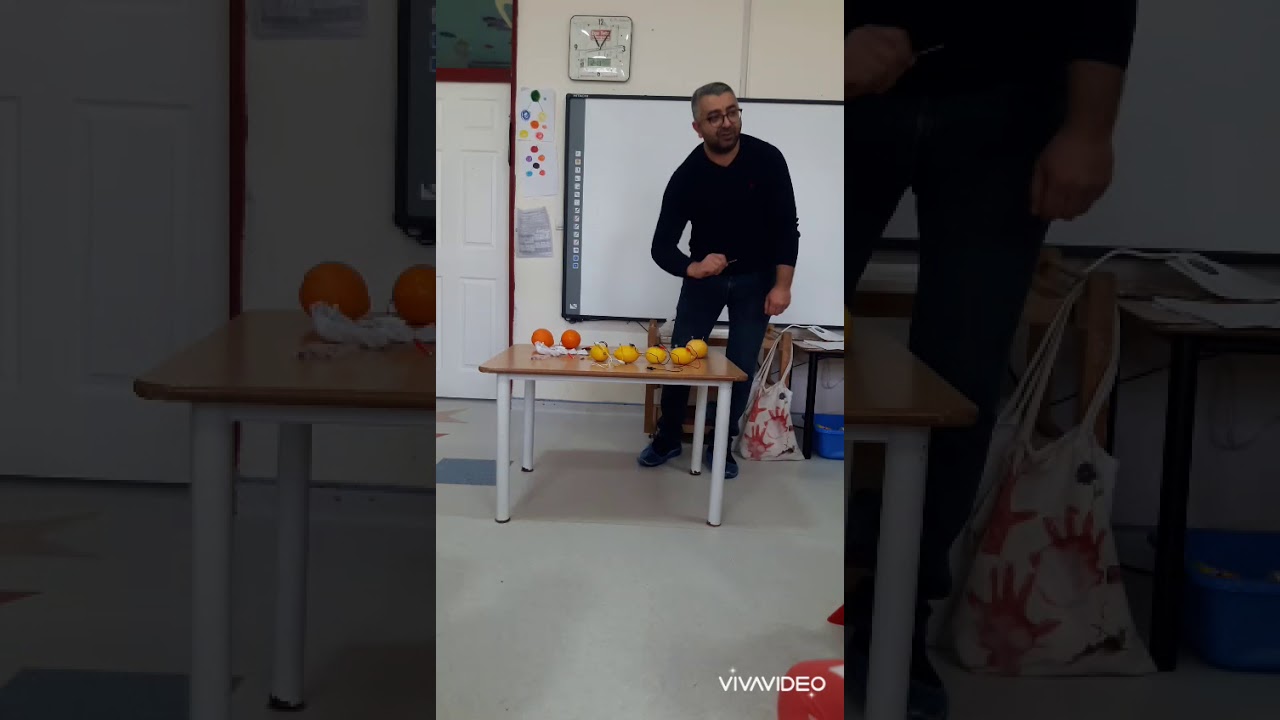 Aile Katılımında Melin ve Babası Yiyeceklerin Iletkenligi Deneyi Yapıyor