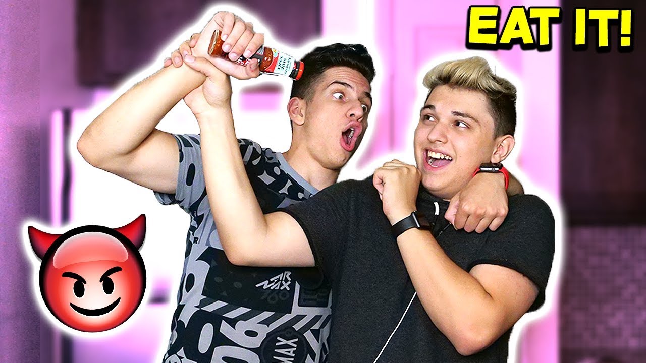 EAT IT OR WEAR IT CHALLENGE! (EXTREMELY MESSY FOOD GAME)