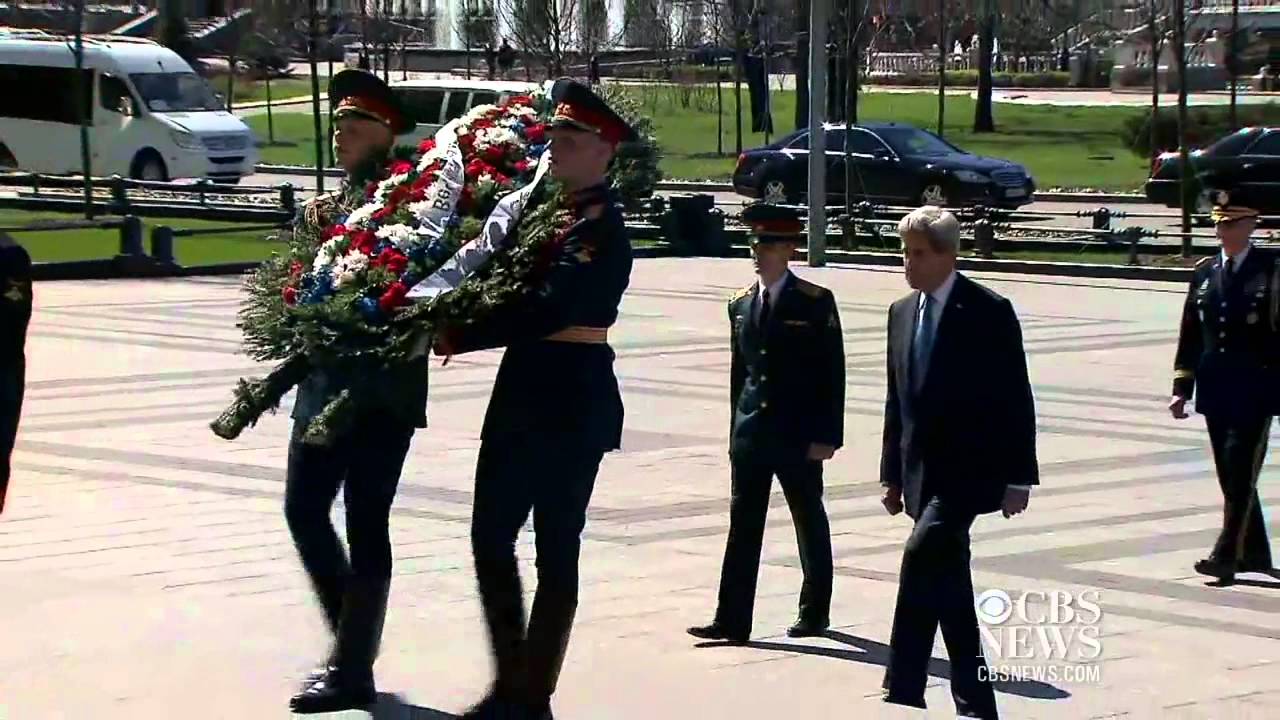 In Russia, Kerry tours Moscow landmarks