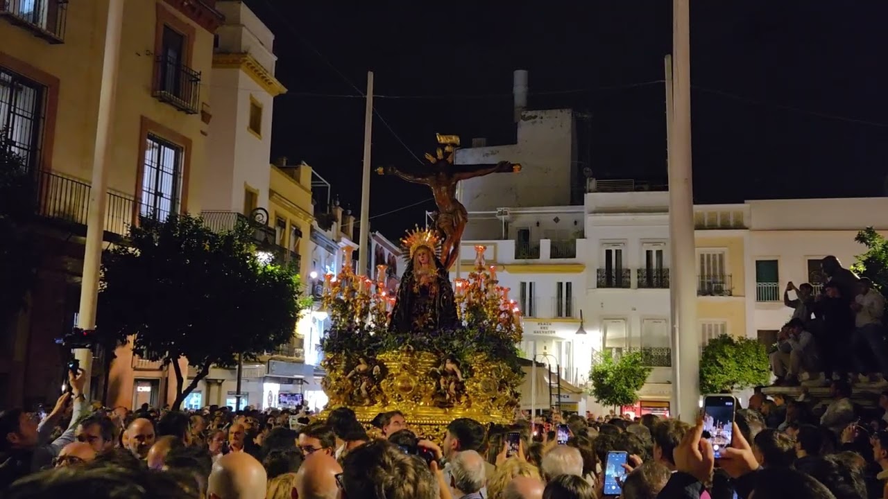 Extraordinaria Museo en la Plaza del Salvador en el traslado de ida a la Catedral de Sevilla 2025