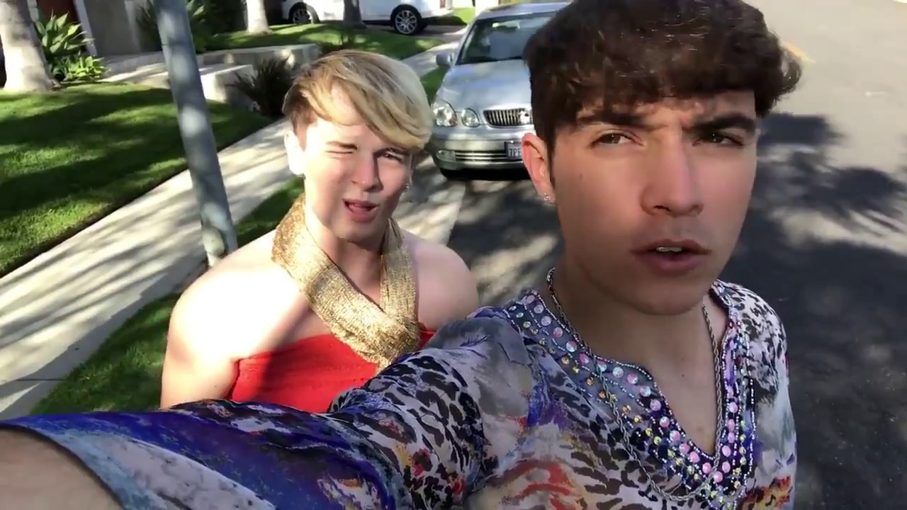 Try to not laugh with Andy Fowler from RoadTrip