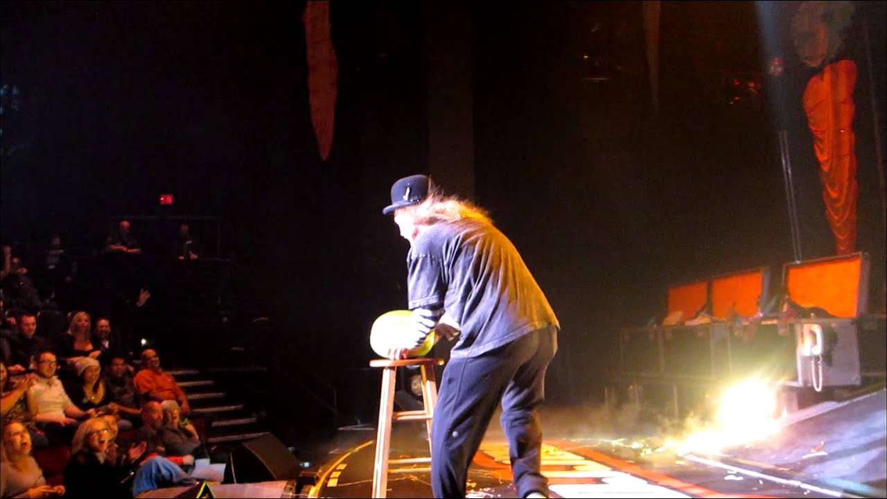 Carrot Top vs. Gallagher getting into a fight on stage on New Years Eve