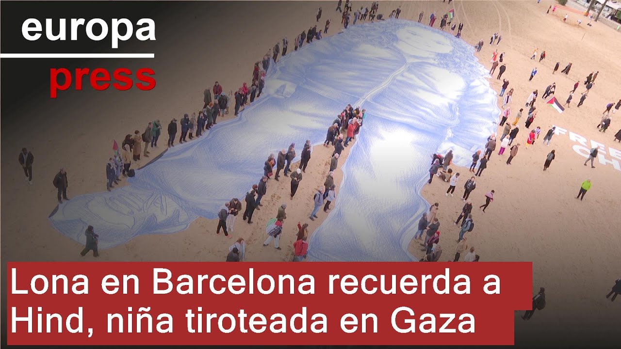 Despliegan en una playa de Barcelona una lona con el retrato de Hind, niña tiroteada en Gaza