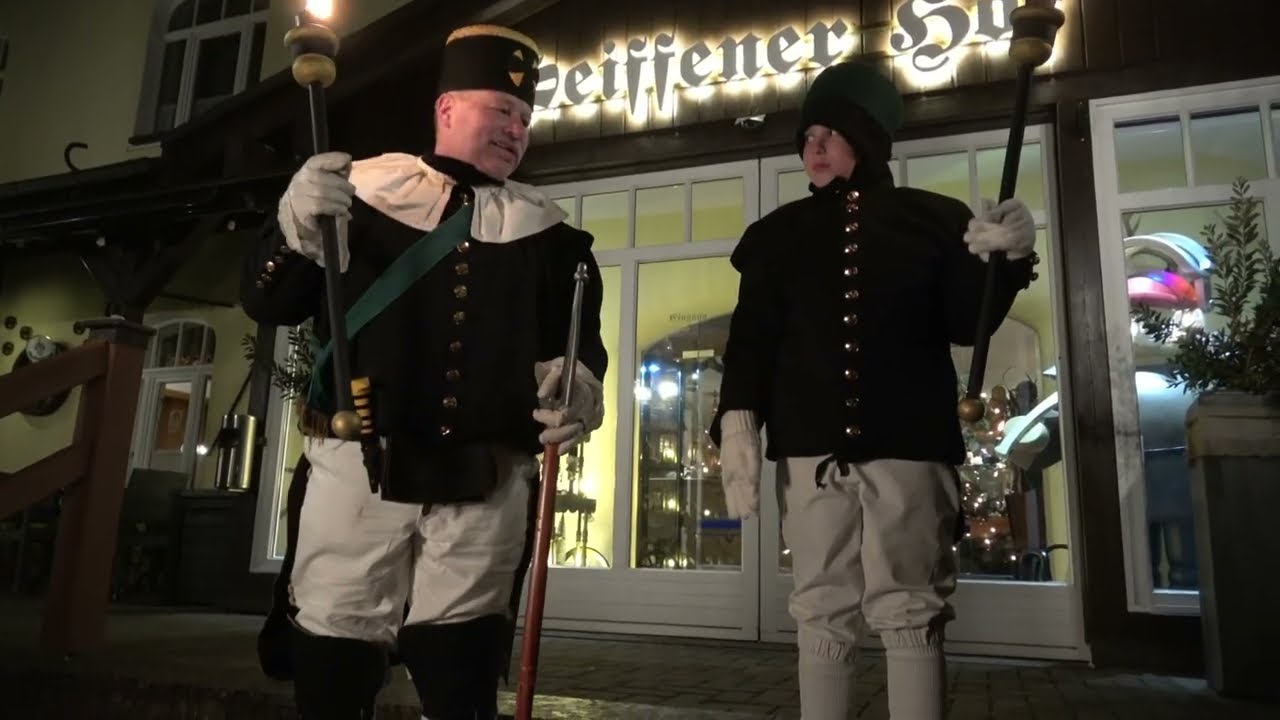 @SpielzeugdorfSeiffen  Berg-und Hüttenknappschaft, Lichterzug auf Bergbaupfaden