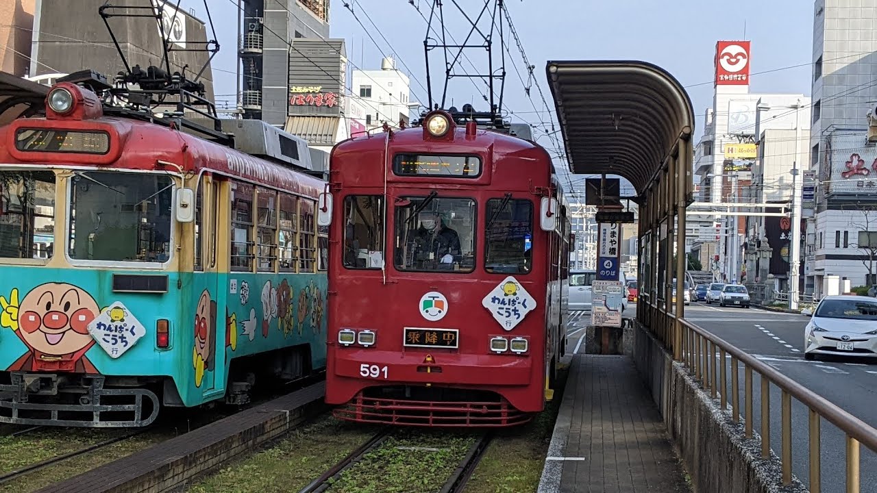 とさでん交通、はりまや橋駅を発車する591号（元名鉄車）