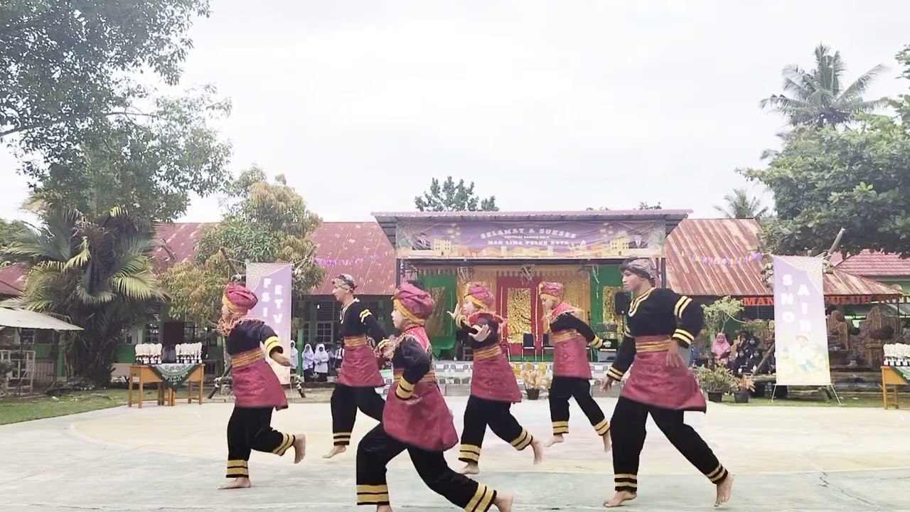 Tari Langkah ampek Alif Lam lahu, juara  1 perwakilan 9.A MTs N Ajang Sanior X di MAN Liko Pdg Jpg