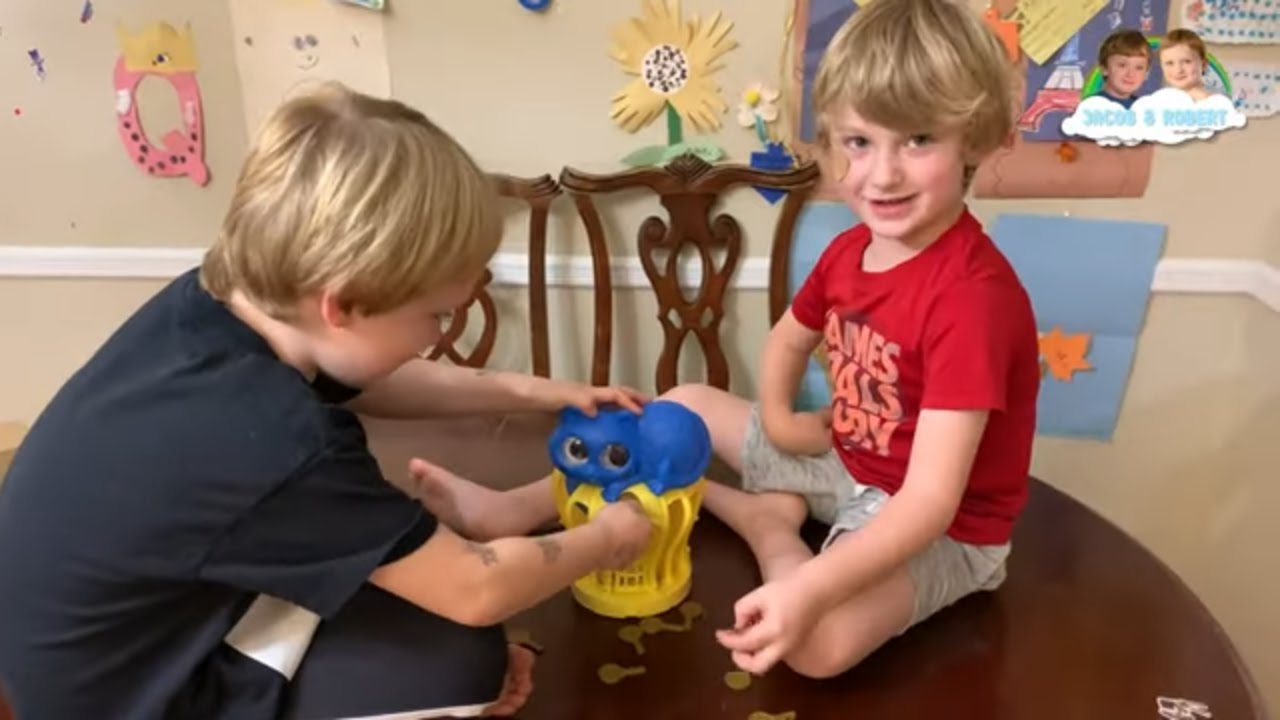 Flyin’ Feathers by Mattel. Let the bird out of the cage with Jacob and Robert. Learn Italian.