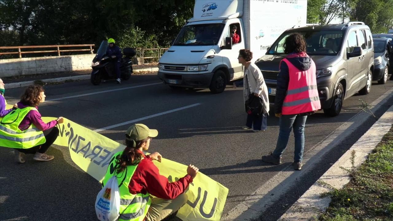 Roma, blocchi stradali di Ultima Generazione . Disperata una donna: