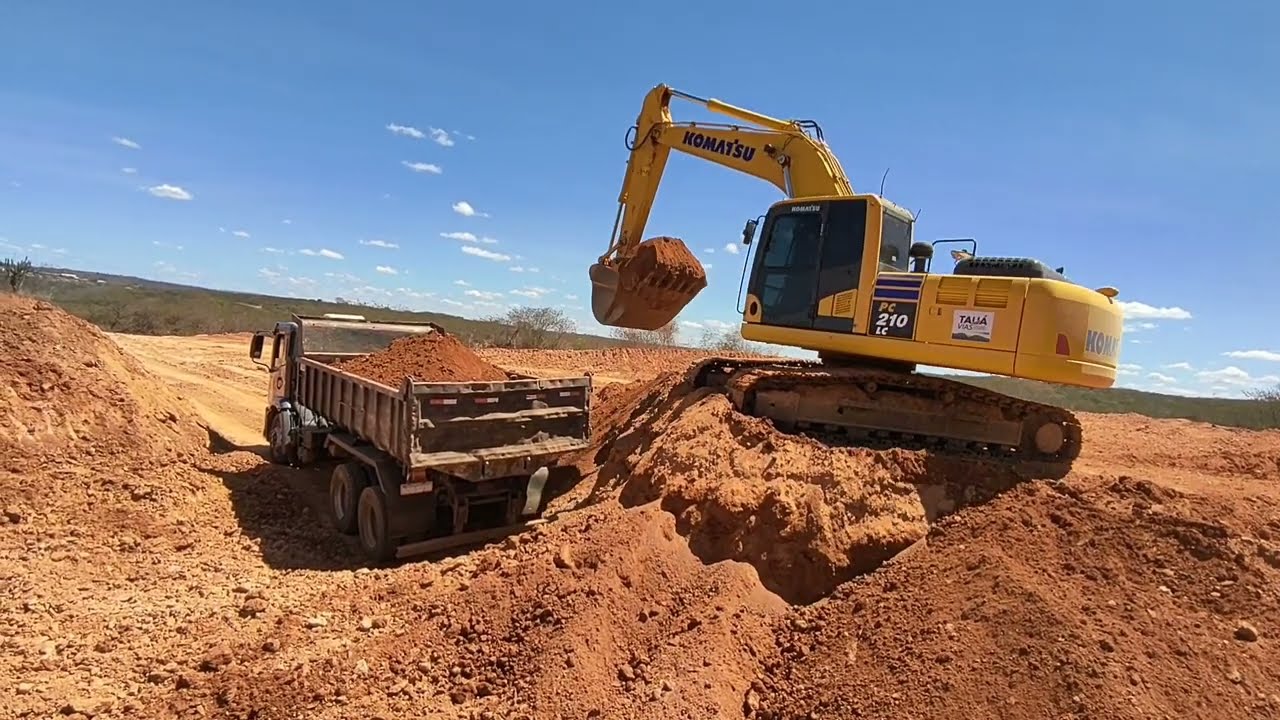 ESCAVADEIRA HIDRÁULICA PC KOMATSU 210// DEMOSTRAÇÃO DE CARREGAMENTO