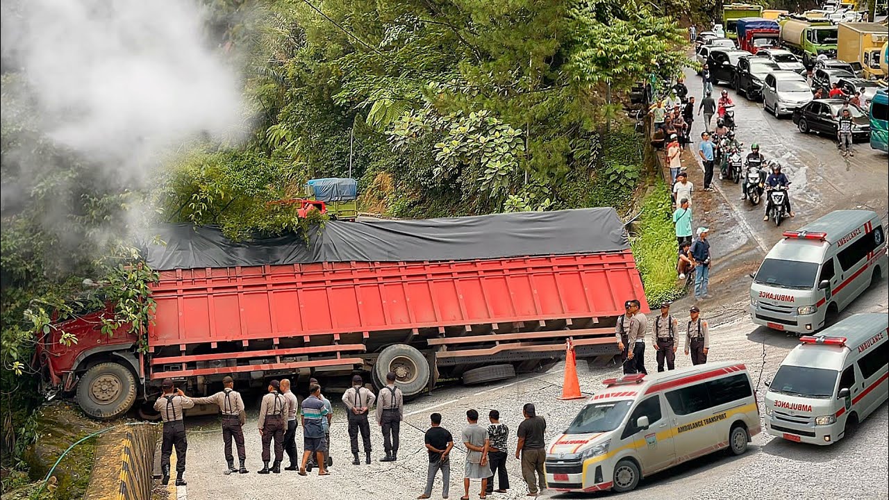 TRUK BLONG REM PALING MENGERIKAN !!! Tabrakan Super Keras Ke Batu Kaki Sopir Patah Di Sitinjau Lauik