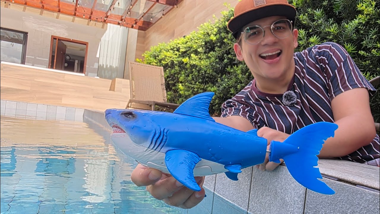 COLOQUEI UM MEGALODON ROBÔ DENTRO DA PISCINA!!