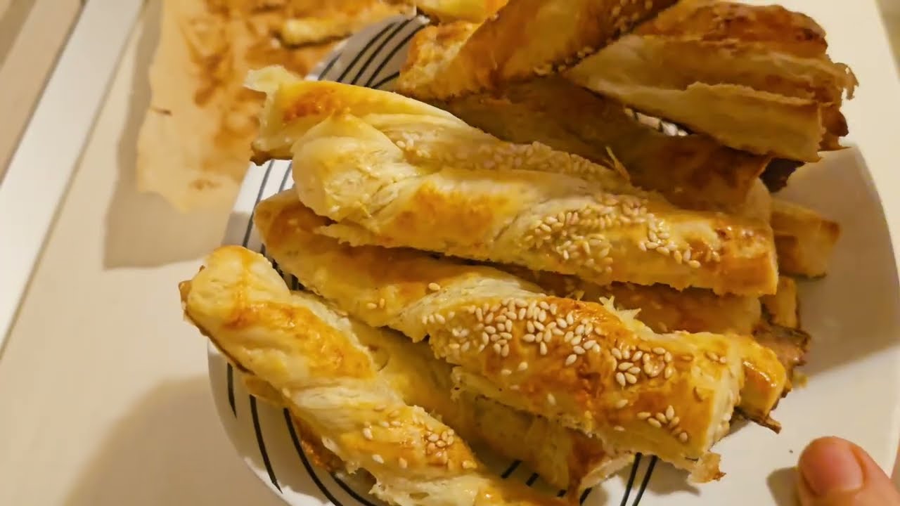 Saratele sau saleuri din aluat de foietaj cu susan si cascaval