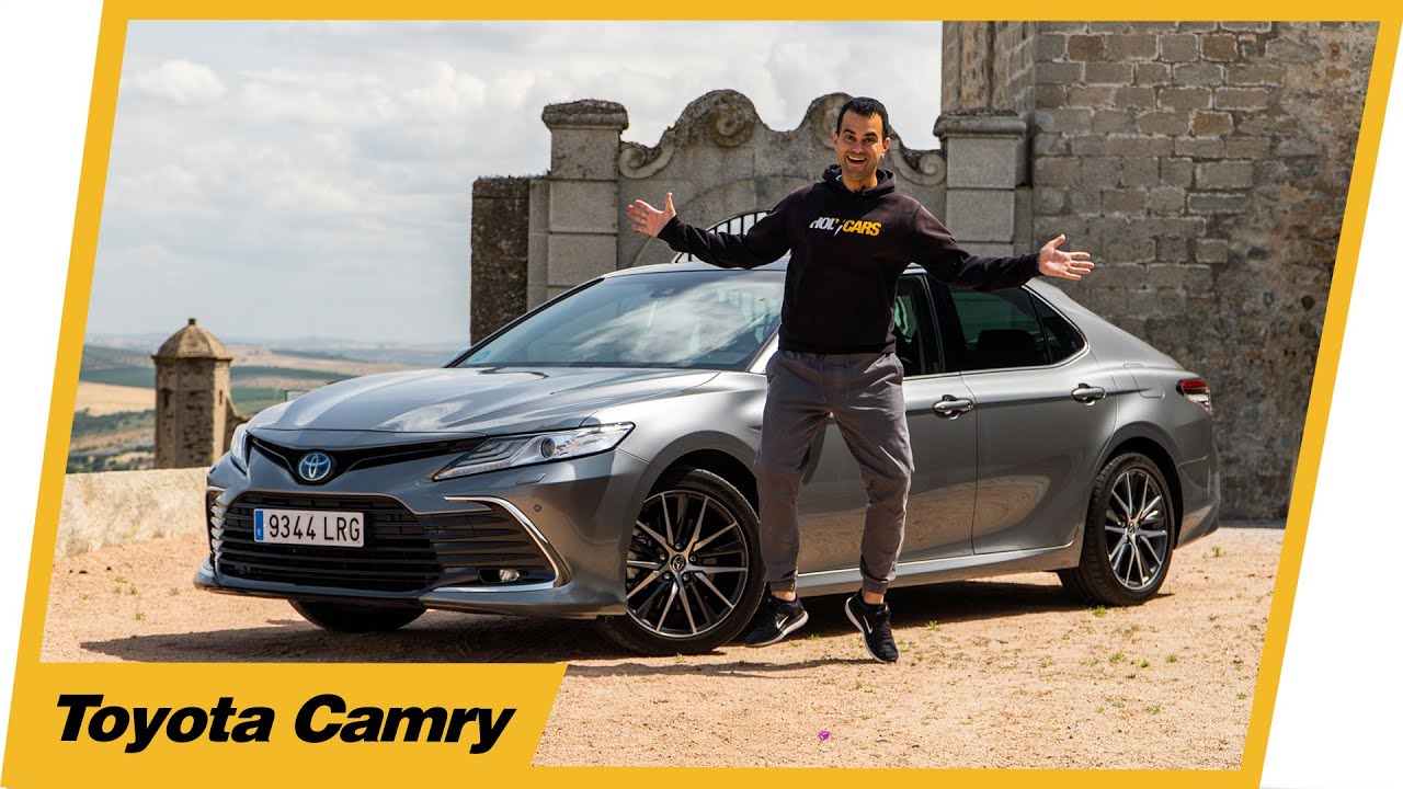 Toyota Camry 2023 😁 Una BERLINA (ECO 🌿) de VERDAD - Prueba / Review en español | HolyCars TV