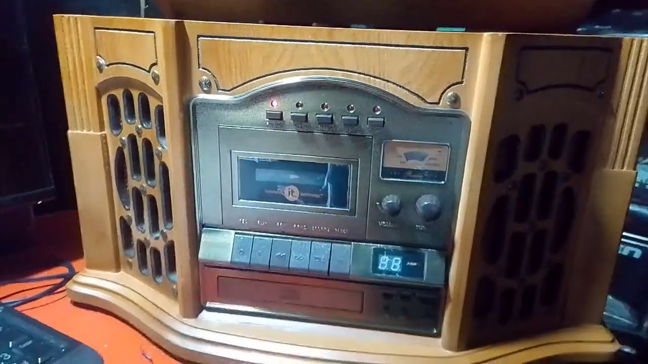 Проигрыватель модели ITRR-401 с AM/FM-радио, кассетной декой и CD-плеером. Звучит музыка 🎶🎶 Воспр...