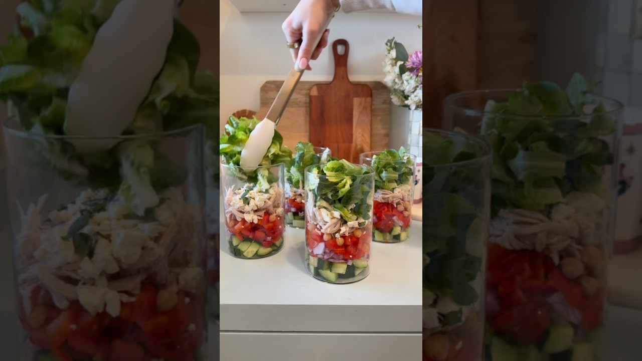 Greek salad in a jar #mealprep #asmrfood #lunchideas #lunchinspo #salads #saladrecipe #healthylunch