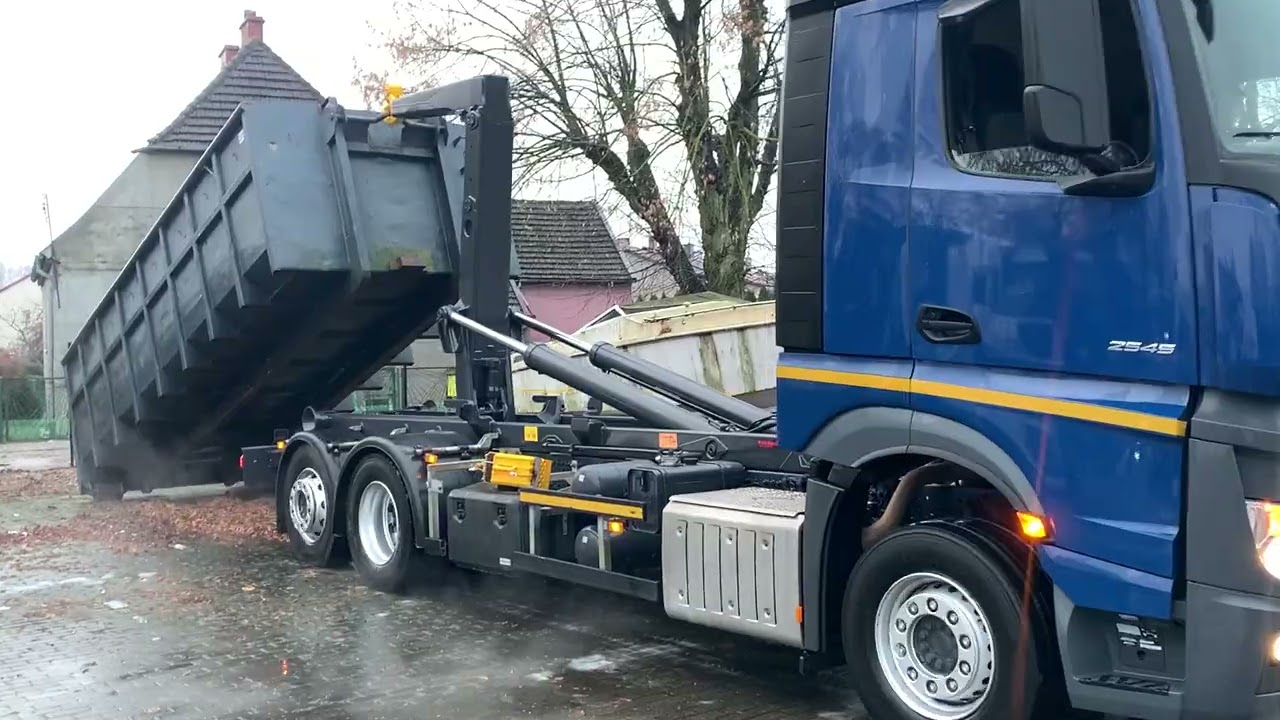 Hakowiec Mercedes-Benz 2545, rok produkcji 2018. Hakowiec podnosi 20 Ton