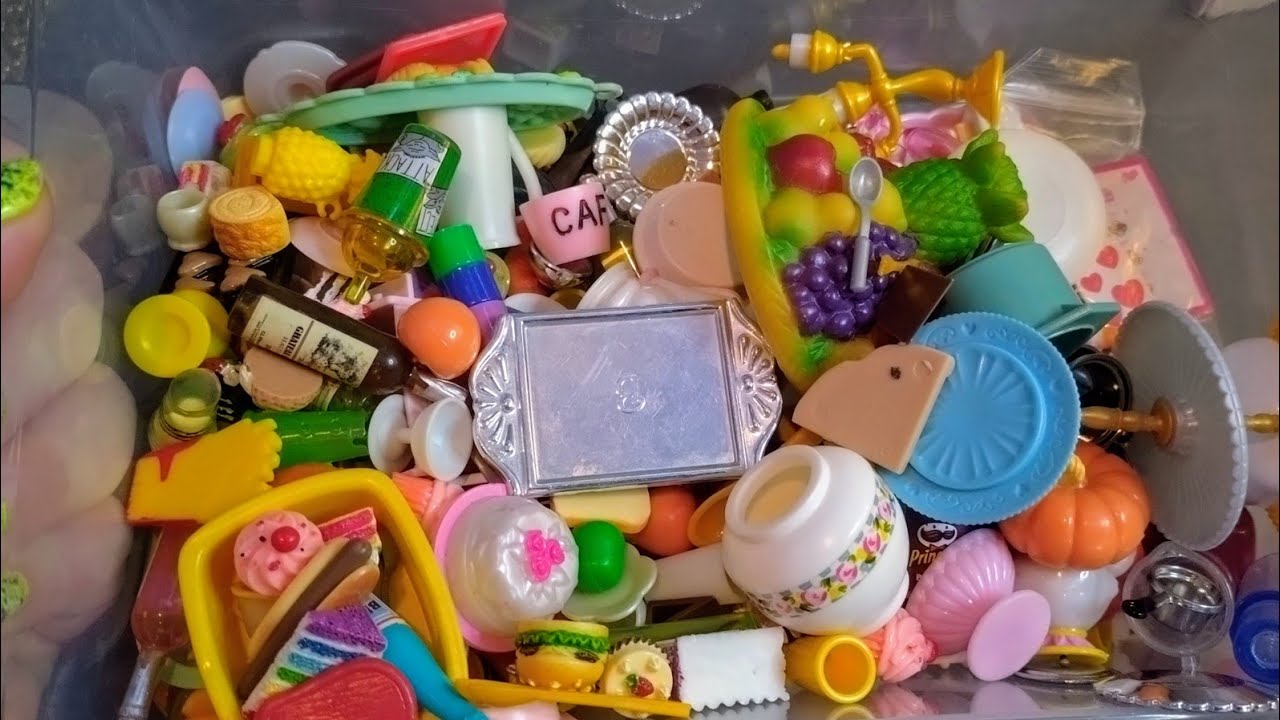 Miniature dollhouse food and kitchen accessories