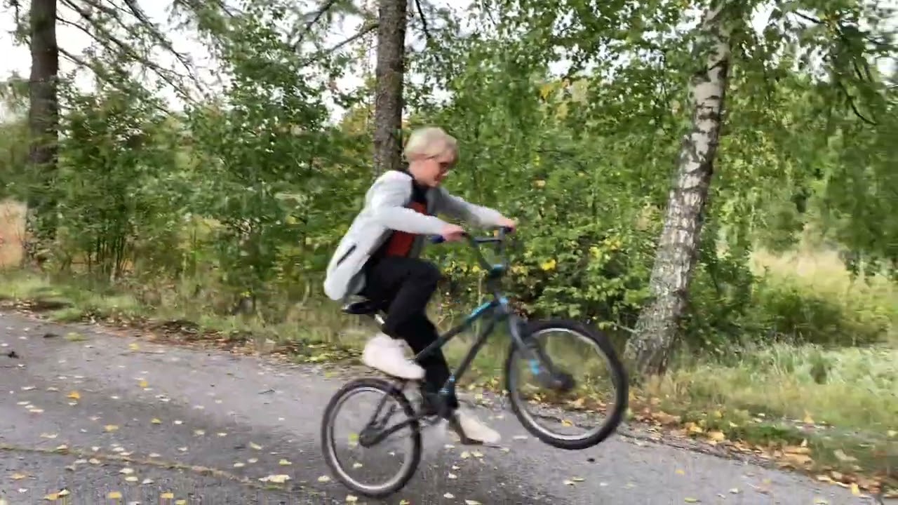 Jonne keulii ymp&auml;ri ja kaatuu ojaan
