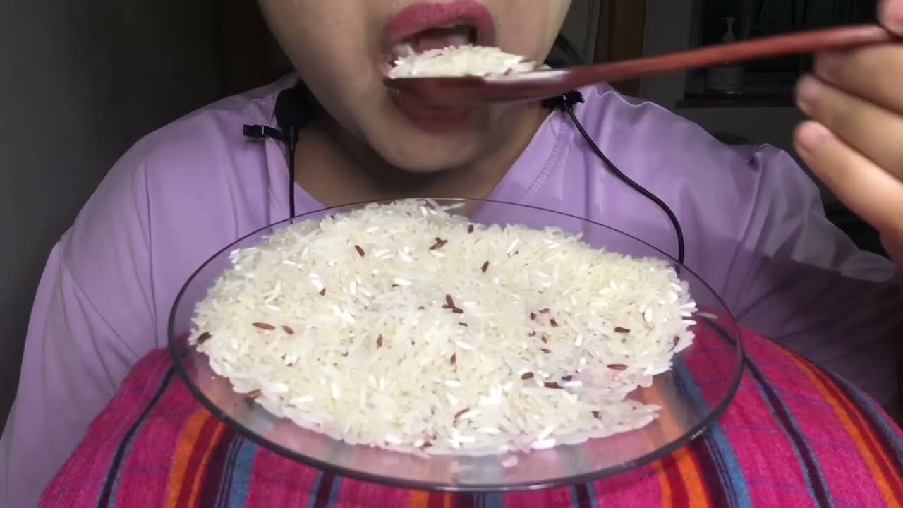 mukbang raw rice eating||makan beras mentah suapan full di mulut#eating #eatingrawrice