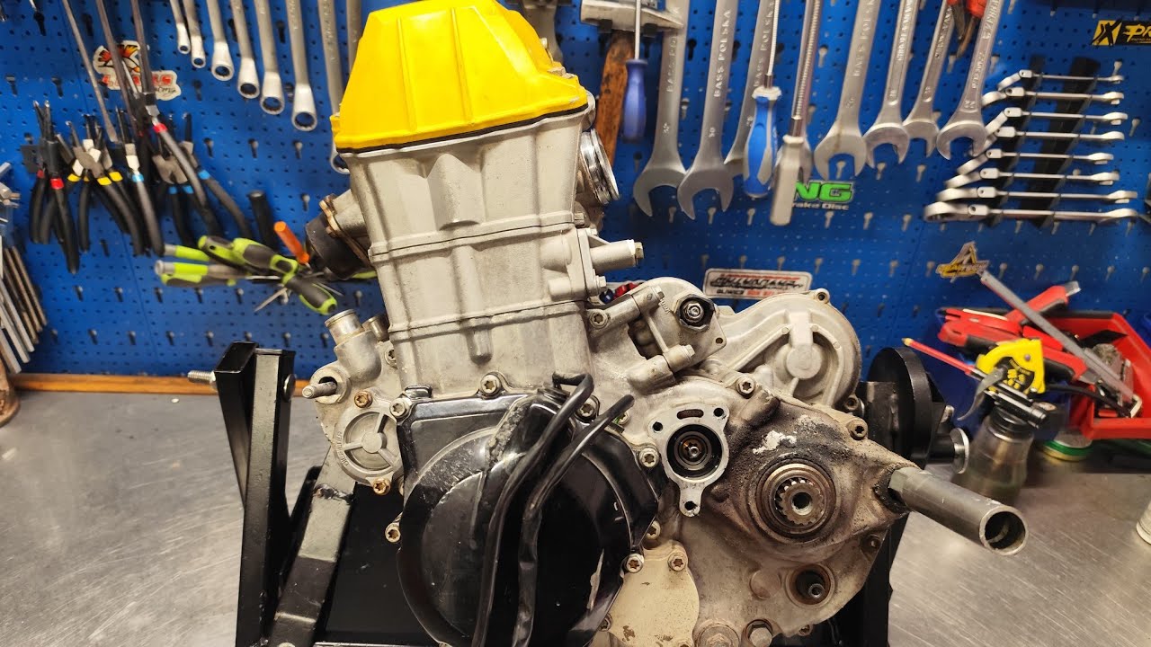Husqvarna FE 450 hałas podczas pracy silnika.