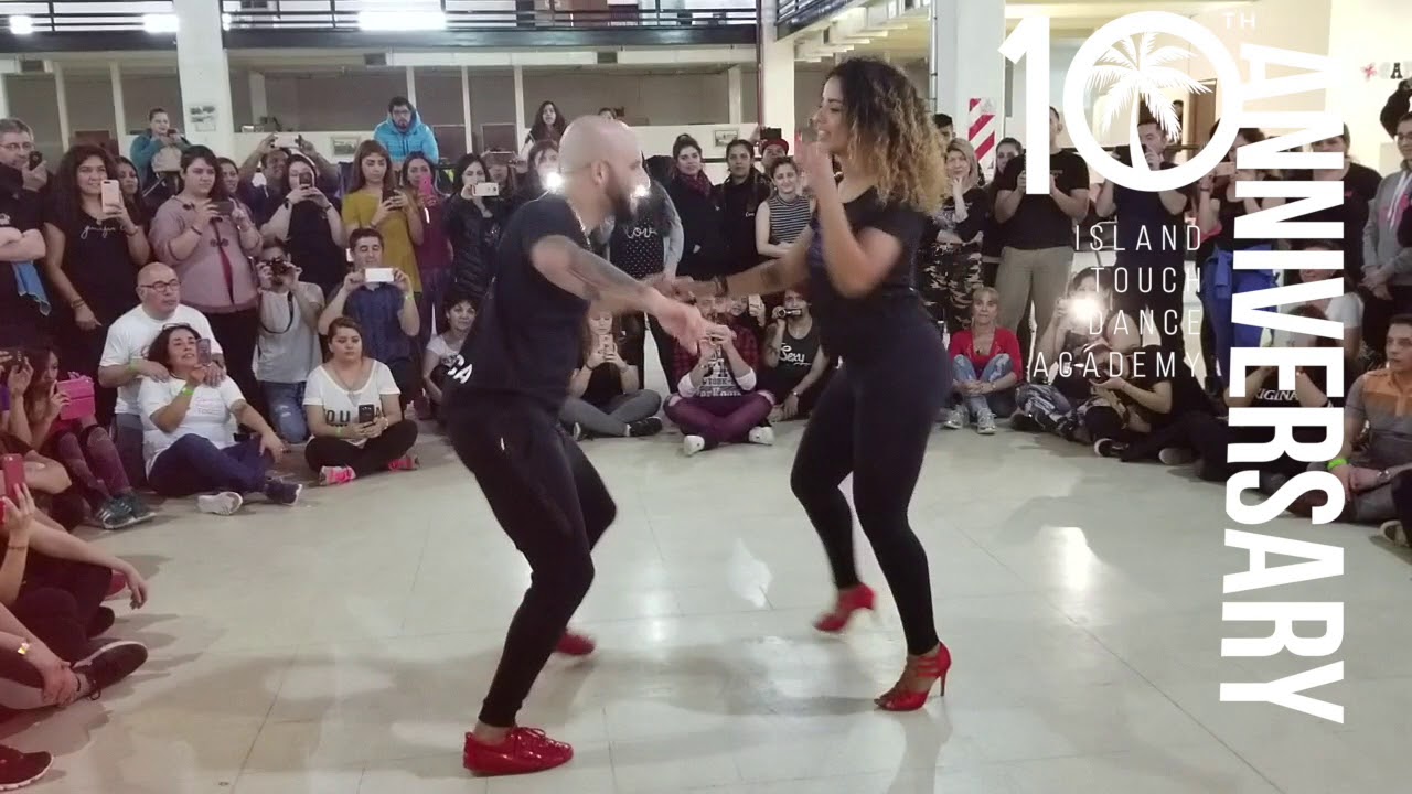 Ataca Y La Alemana - Un Beso