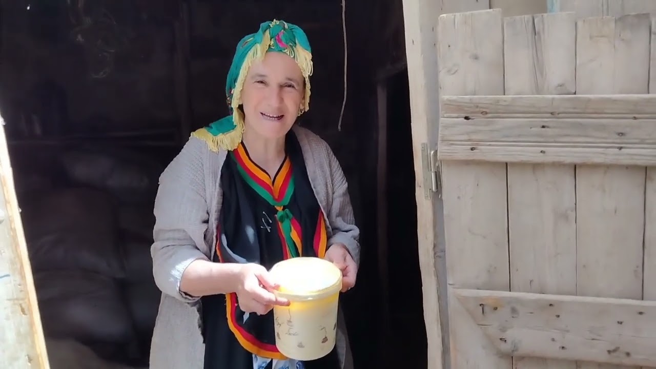 روتيني كل صباح ..🐓🐐...