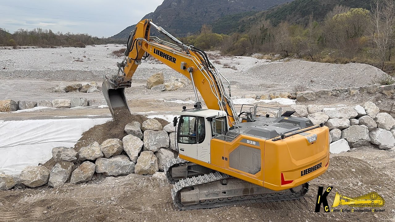 LIEBHERR 938 Excavator at Work in the River #liebherr #heavyequipment #xcavator #digger