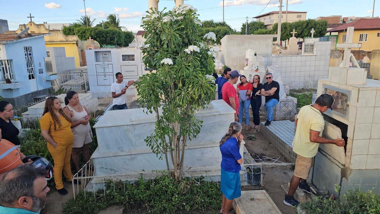 Cortejo e sepultamento do corpo de Mãe Inês no cemitério João XXIII Itapetim PE em 24-01-26