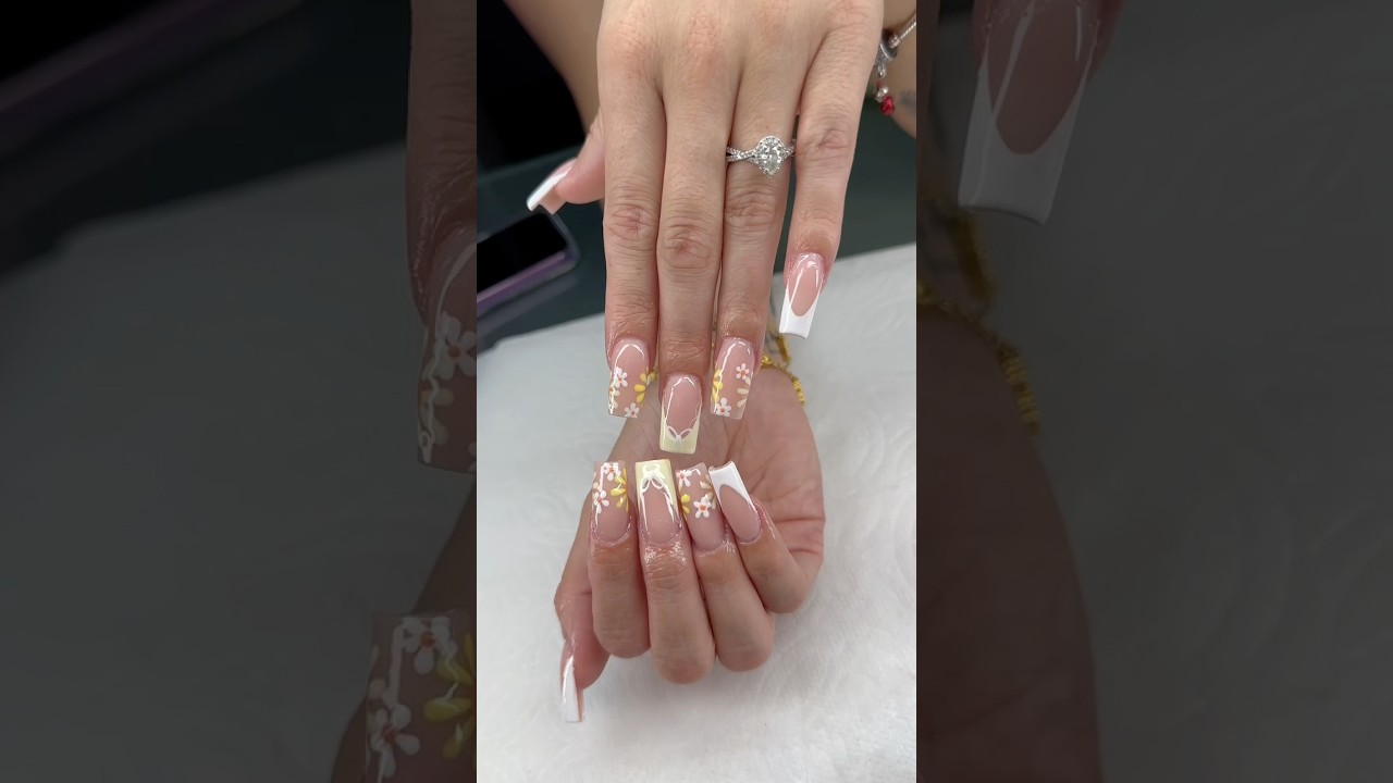Spring Nails #springnails #floralnails#nailinspo #nailsnailsnails#yellownails #frenchtipnails