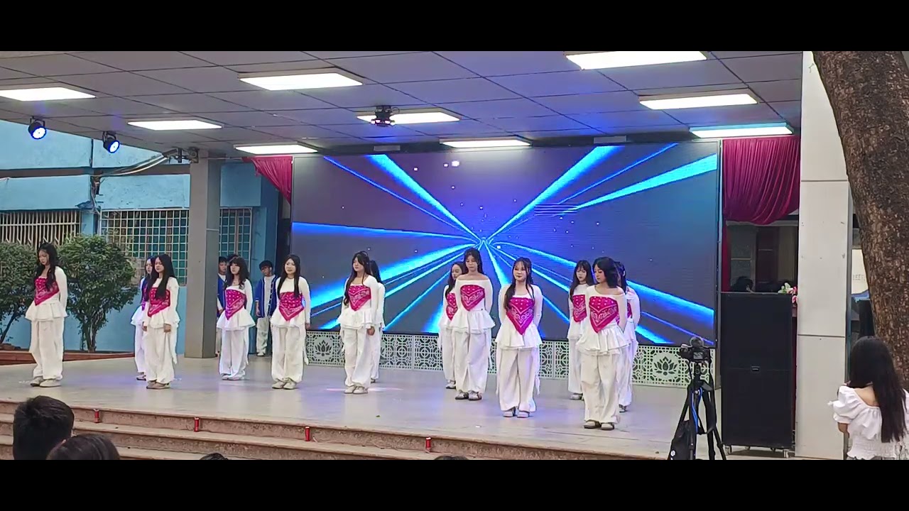 Tuổi trẻ tỏa sáng – Múa Mashup hấp dẫn của lớp 10A15 | THPT Nguyễn Trãi