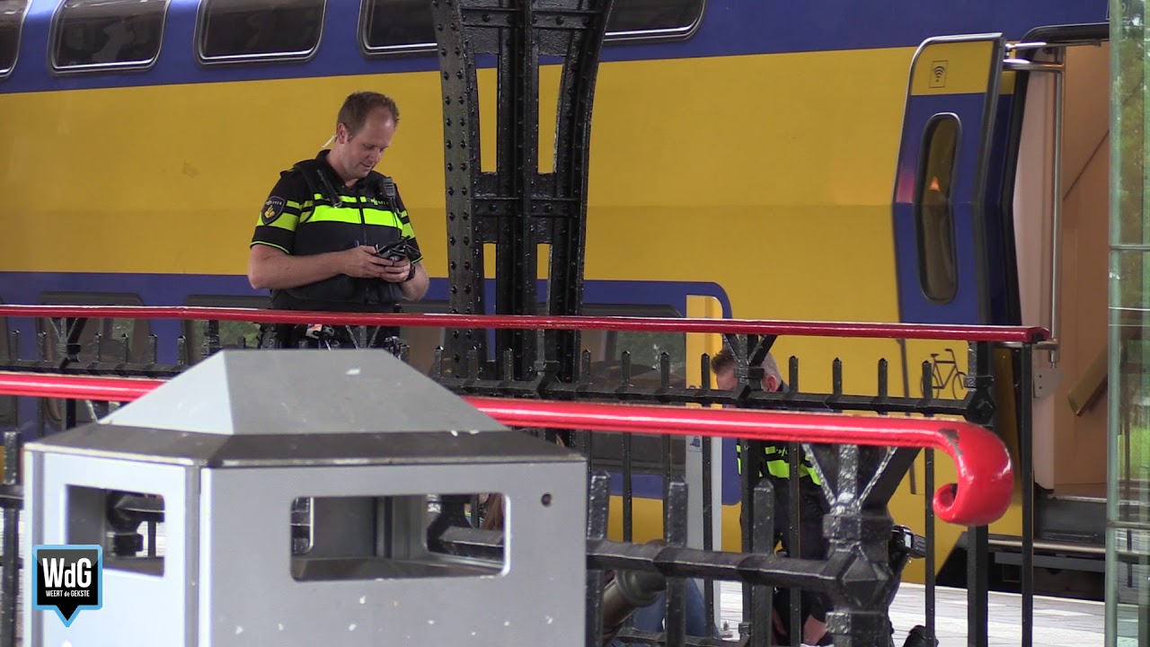 Persoon onder trein station Weert