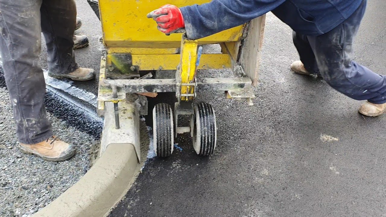 MAKING ROAD CURBS | HOW CONCRETE CURBS ARE MADE BY CURB MACHINE