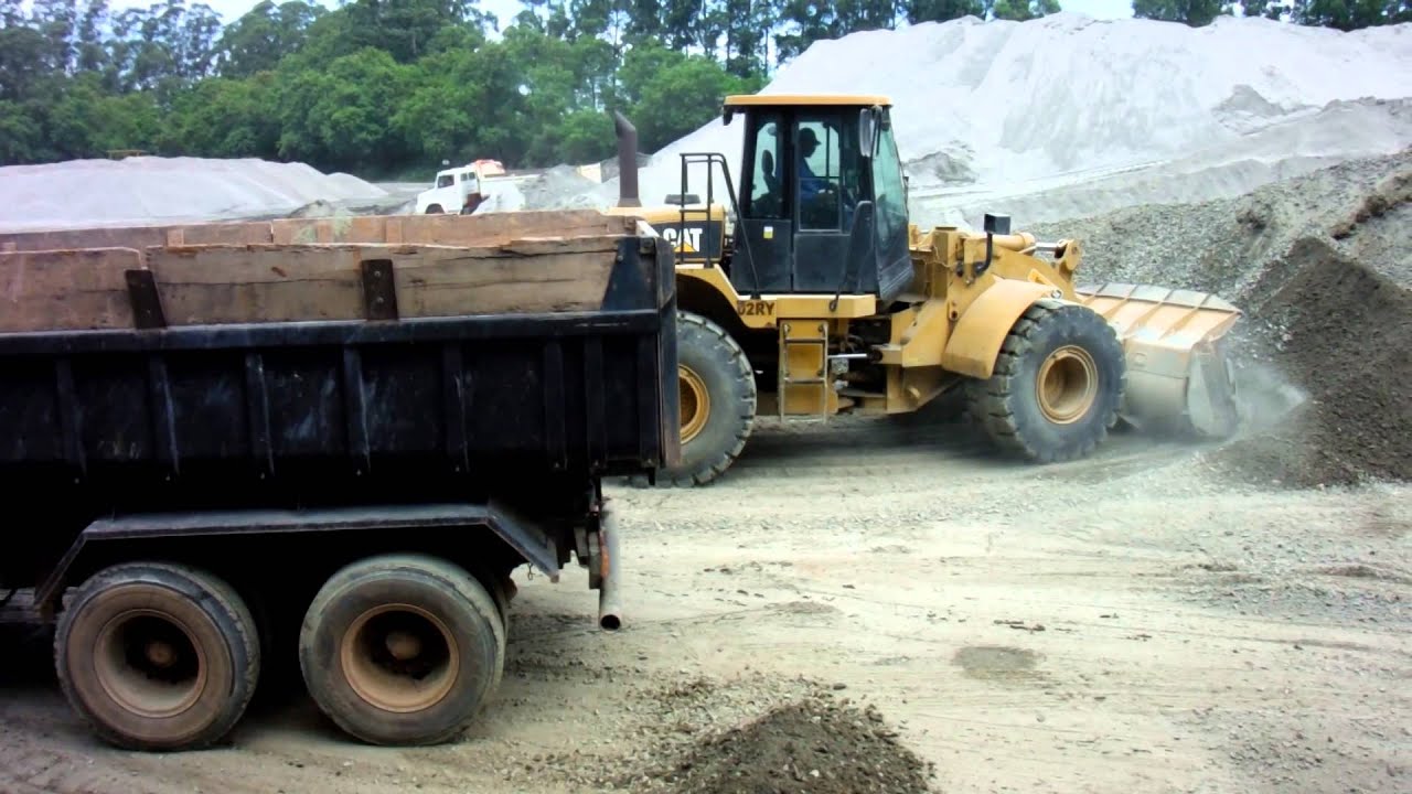 Pá carregadeira Cat 950H carregando bica corrida na Pedreira Rydien Vila Velha ES