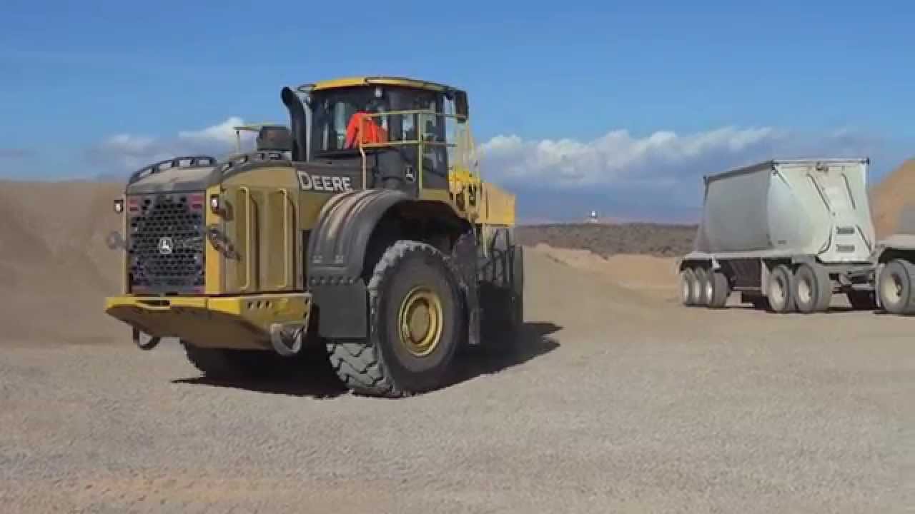 Loading trucks with a Deere 844K