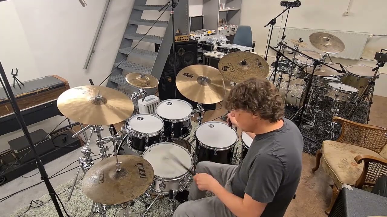 Drumming groovy accents in the jazz funk track 'It's your world' by Brian Jackson