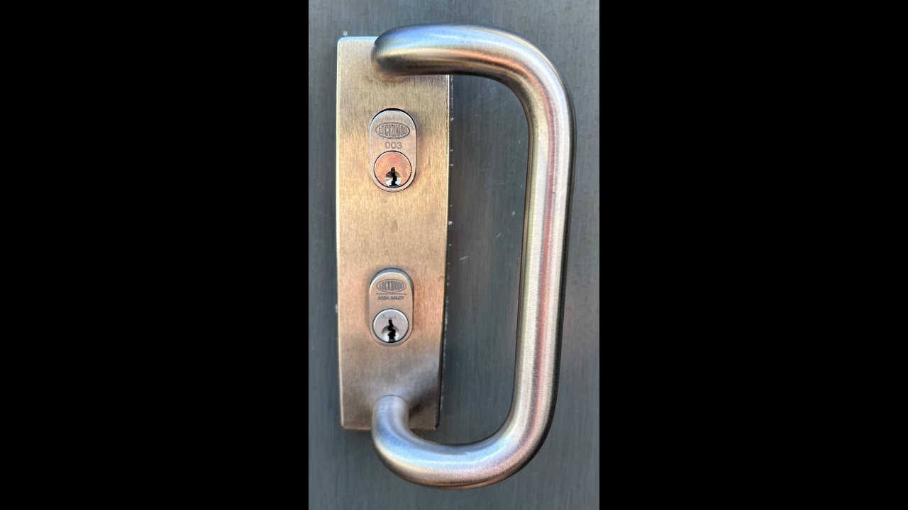 Замок для полушкафа Lockwood 3577 с двумя дверцами