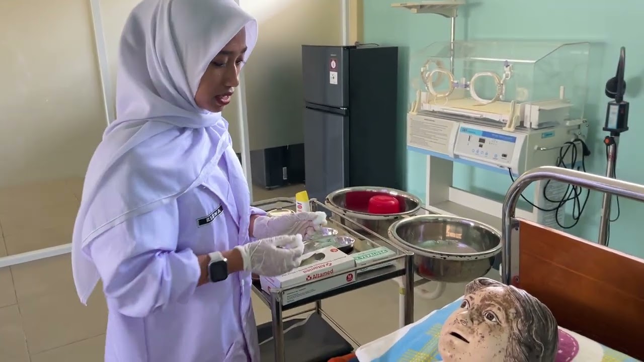 Mencuci Rambut Pasien di Tempat Tidur (Thatya Aurellya Putri : 25100138)