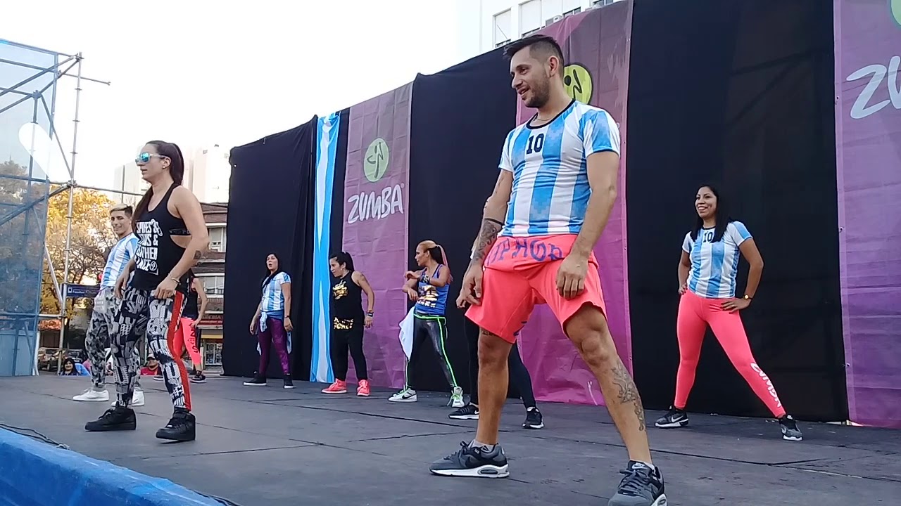 Zumba en la plaza de lomas