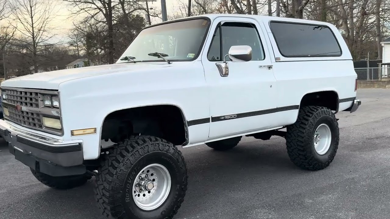Squarebody 1989 Chevrolet K5 lifted 4x4 ready to go 4” lift 35” mud tires
