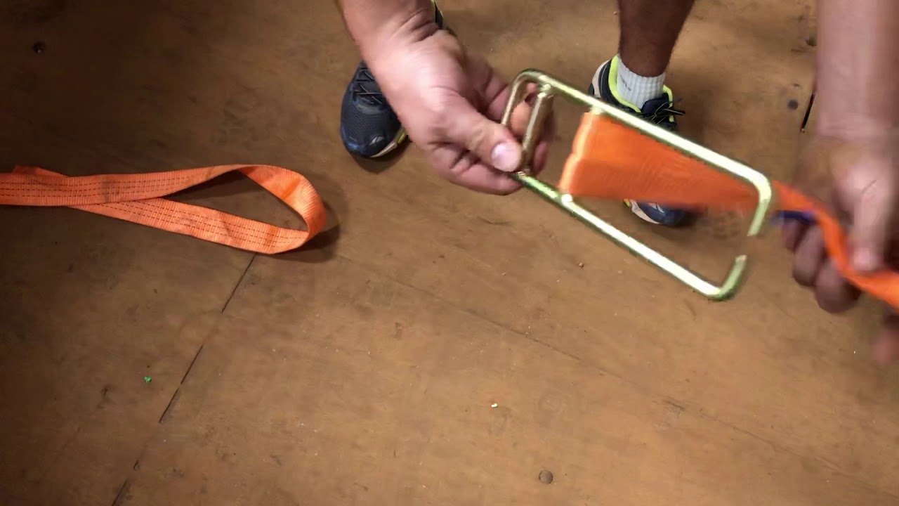 Como travar cinta no graneleiro? V&iacute;deo ensina passar a cinta dobrada para n&atilde;o soltar.