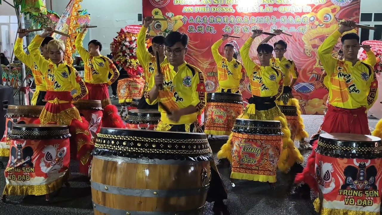 表演打鼓 - 越南忠山武道龙狮团