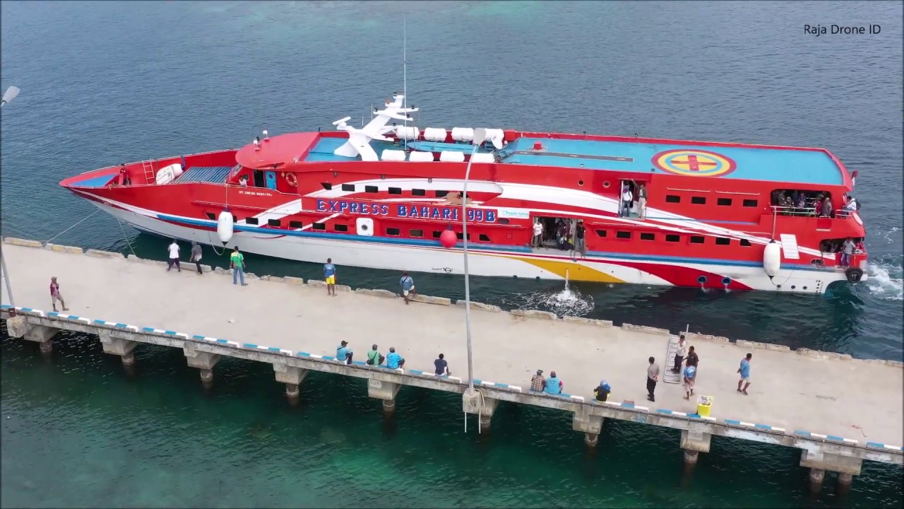 Jemput Kedatangan Kapal Express Bahari 99B Dengan Drone di Pelabuhan Waisai Raja Ampat