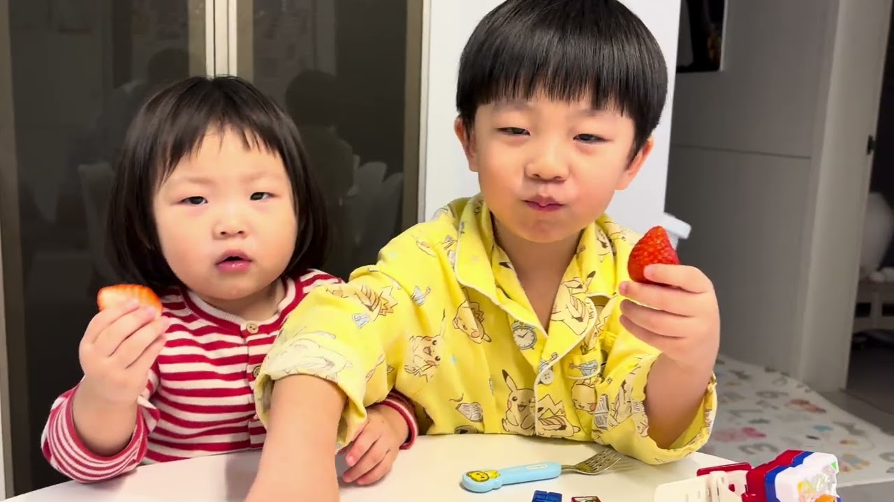 딸기먹방! 아토오빠랑 경쟁ㅋㅋ