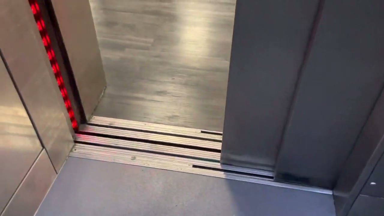 Unknown lift at Link Centre in Swindon