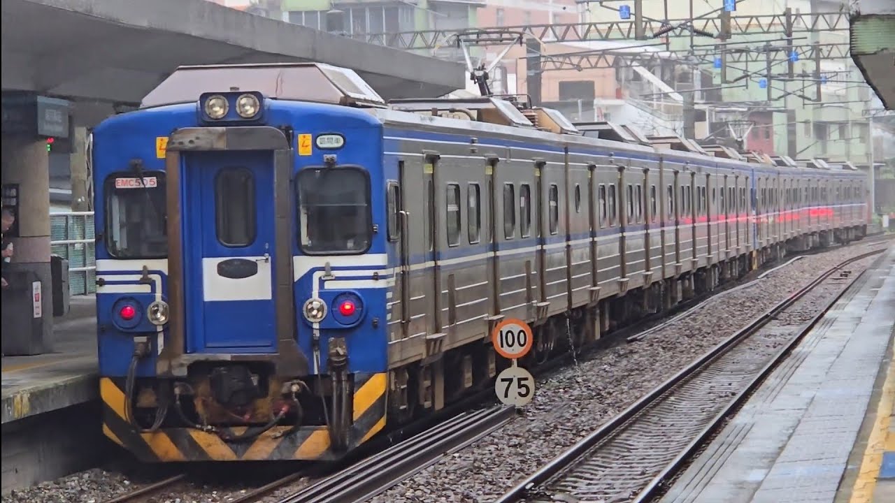 4131次瑞芳發車開往樹林的銀綠色微笑號EMU900型十輛一編組EMU939區間車，和4156次瑞芳發車經由宜蘭線開往蘇澳的EMU500型八輛二編組EMU505+EMU504連號聯掛聯動聯運轉區間車