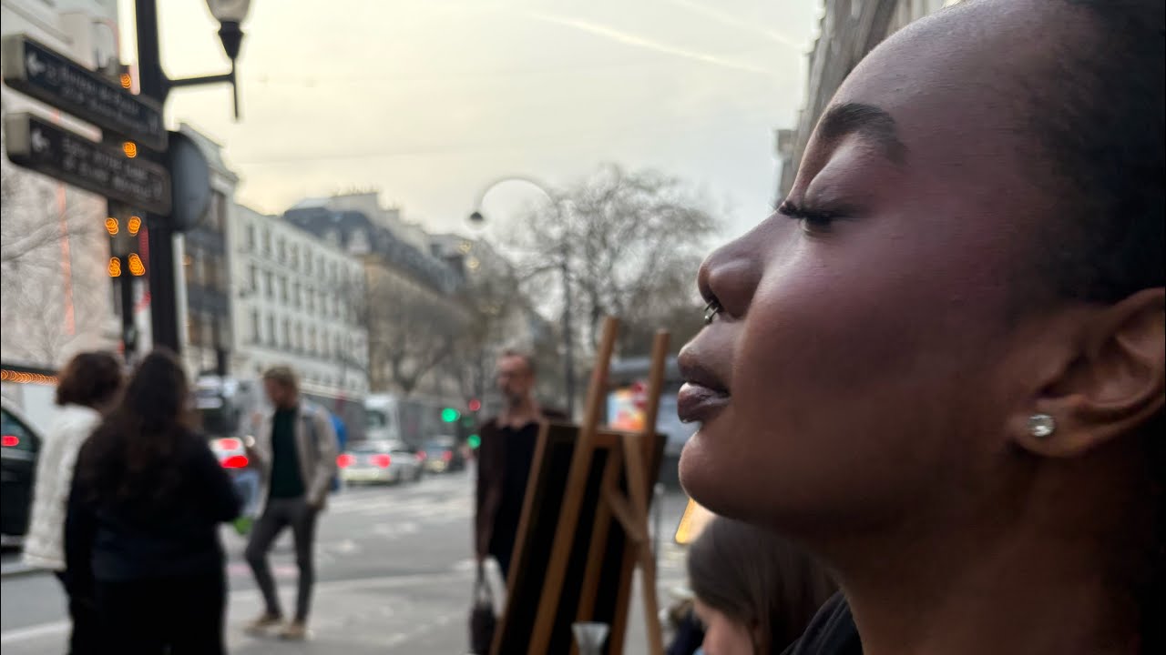 Vlog dans le 2e avec une métisse qui chante et une meuf woke