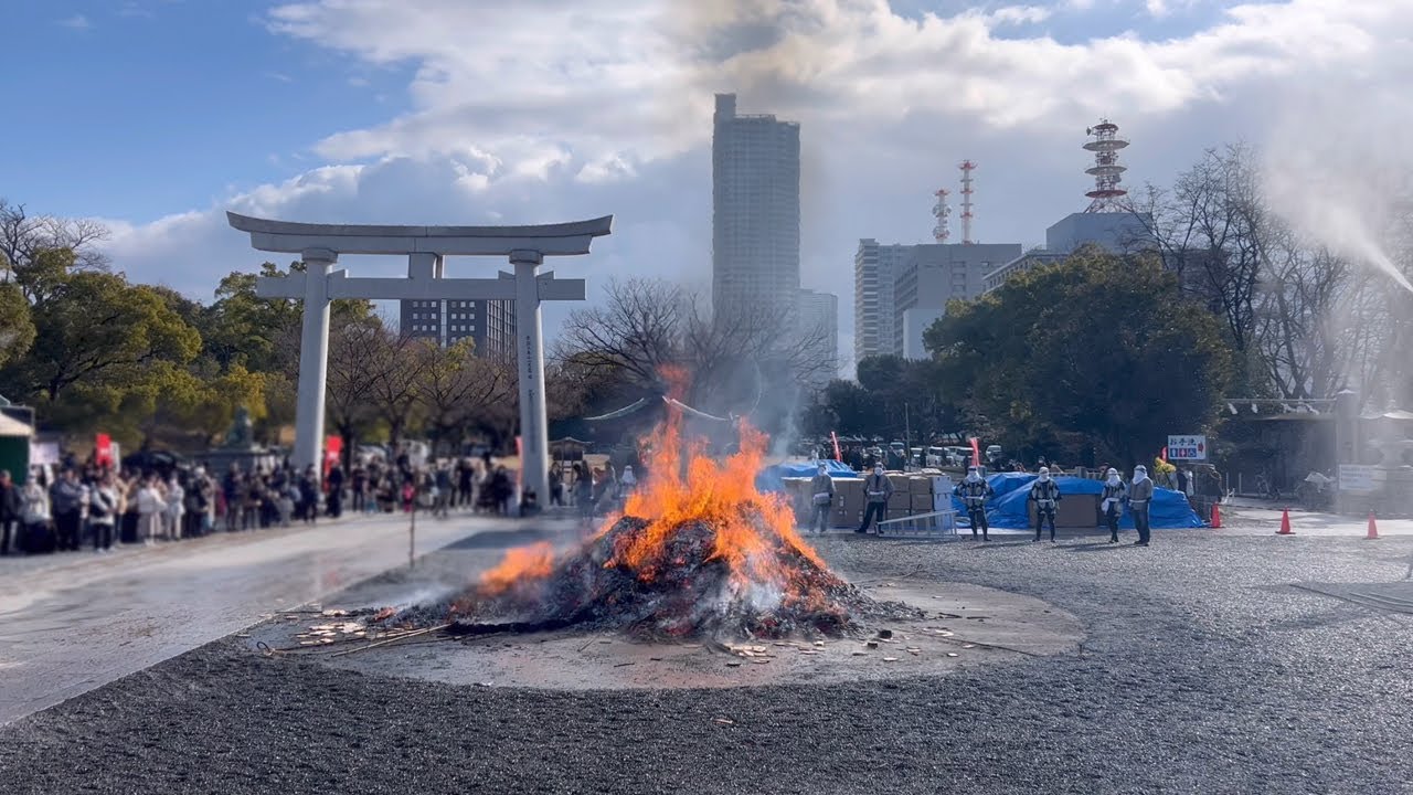 広島護国神社　とんど祭り　2024年1月15日　とんど焼き　Hiroshima Gokoku Shrine　Tondo Festival