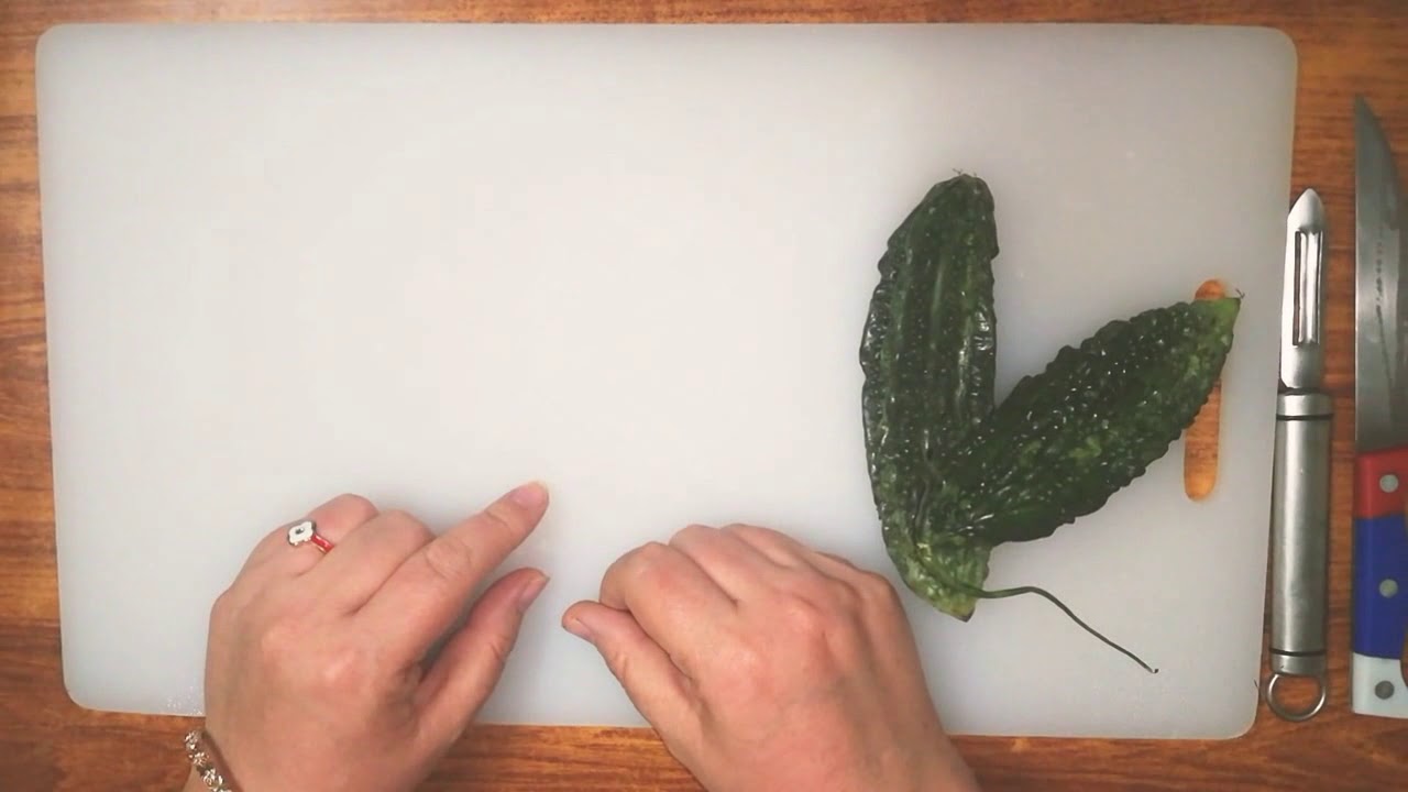 How to Cut Bitter Gourd | Kareela | How to Peel Bitter Gourd | Cooking with Eman Abid
