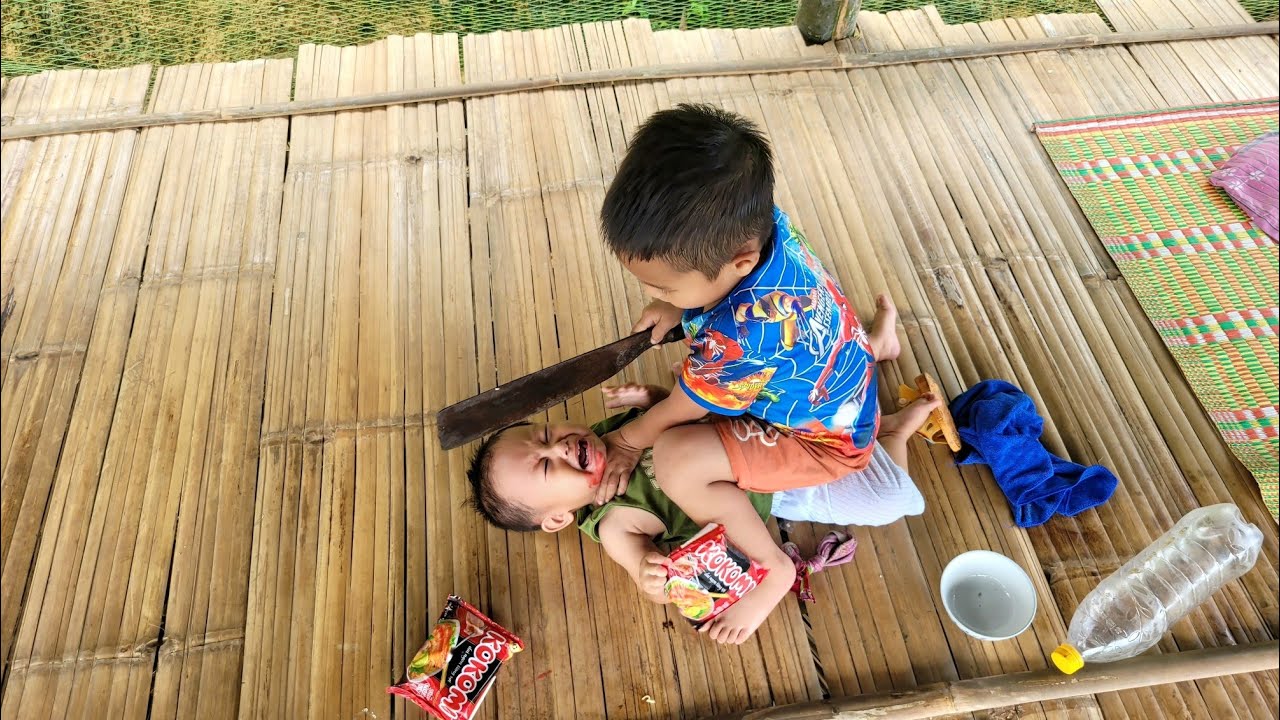 Single mother built a house with catfish and dug the foundation. took care of her young child.